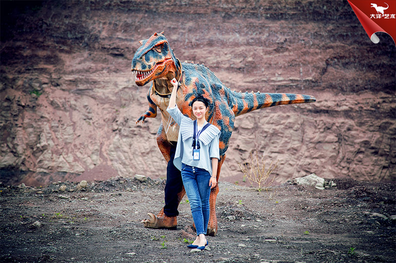 人穿恐龍衣服，人穿的恐龍服裝