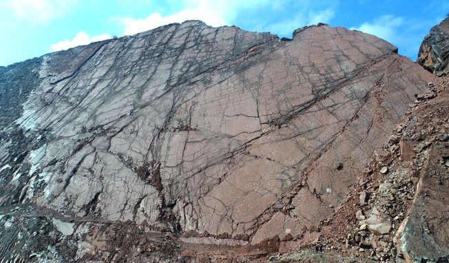 中國(guó)最大恐龍足跡點(diǎn)現(xiàn)身四川峭壁，逾9000平方米、至少933個(gè)足跡